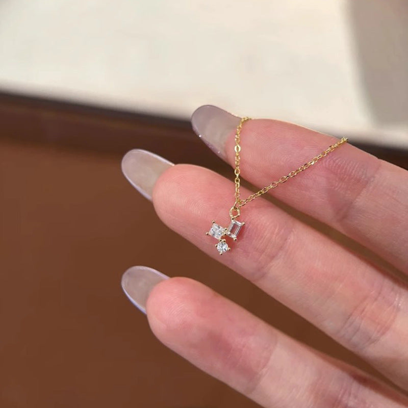 Collier Élégance Carrée – Zircon et Acier Inoxydable Doré
