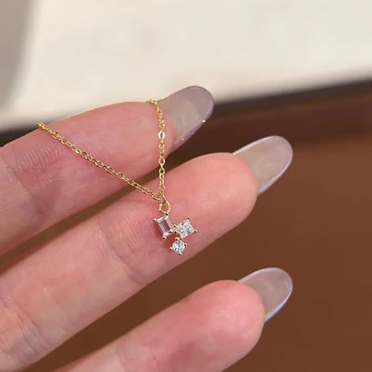 Collier Élégance Carrée – Zircon et Acier Inoxydable Doré